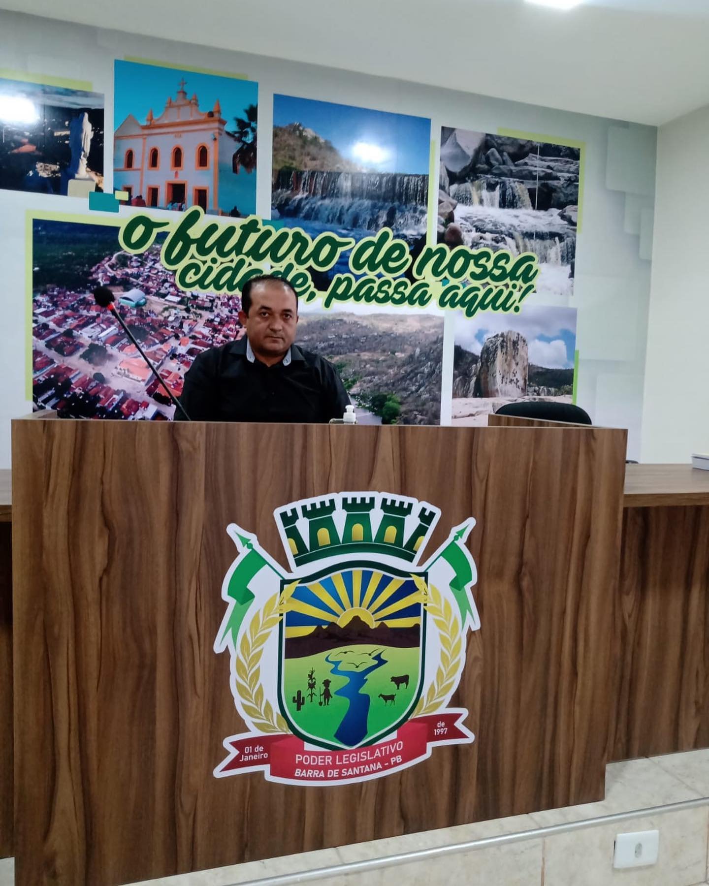 TRABALHOS SÃO RETOMADOS E VICE PRESIDENTE PRESIDE SESSÃO ORDINÁRIA