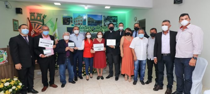 CÂMARA REALIZA SESSÃO SOLENE PARA ENTREGA DE TÍTULO DE CIDADÃO E DIPLOMA JURISTA VITAL DO RÊGO