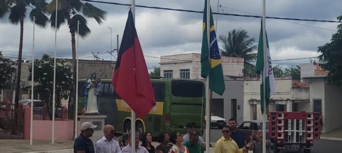 VEREADORES PARTICIPAM DO HASTEAMENTO DAS BANDEIRAS EM COMEMORAÇÃO AO 7 DE SETEMBRO